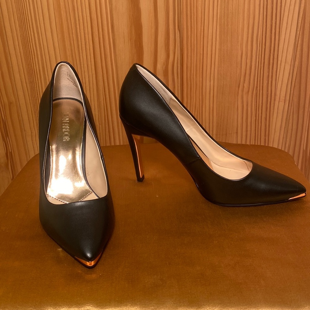 Jenn Aardor Black Pumps with rose gold detail